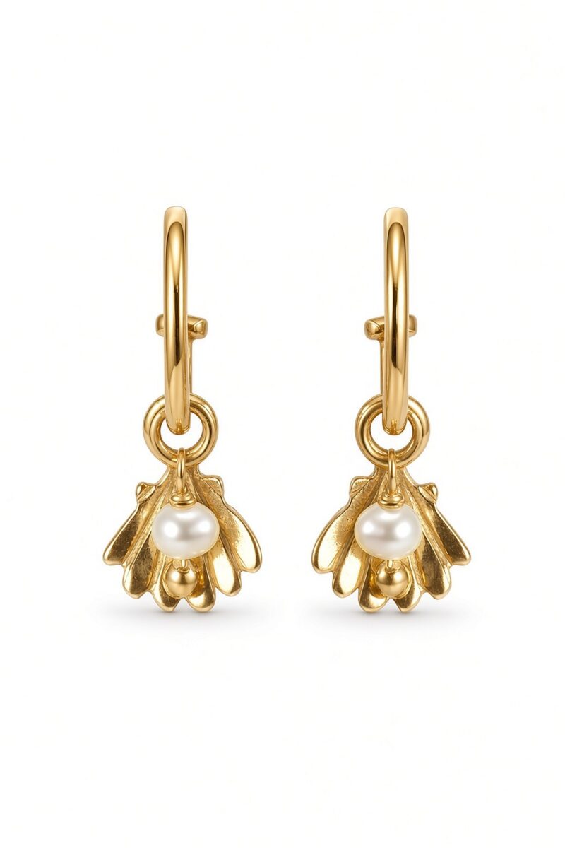 Clam shell with pearl huggies Hoops